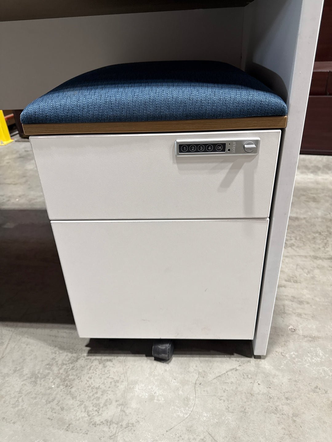 Straight Desk w/Mobile BF Ped