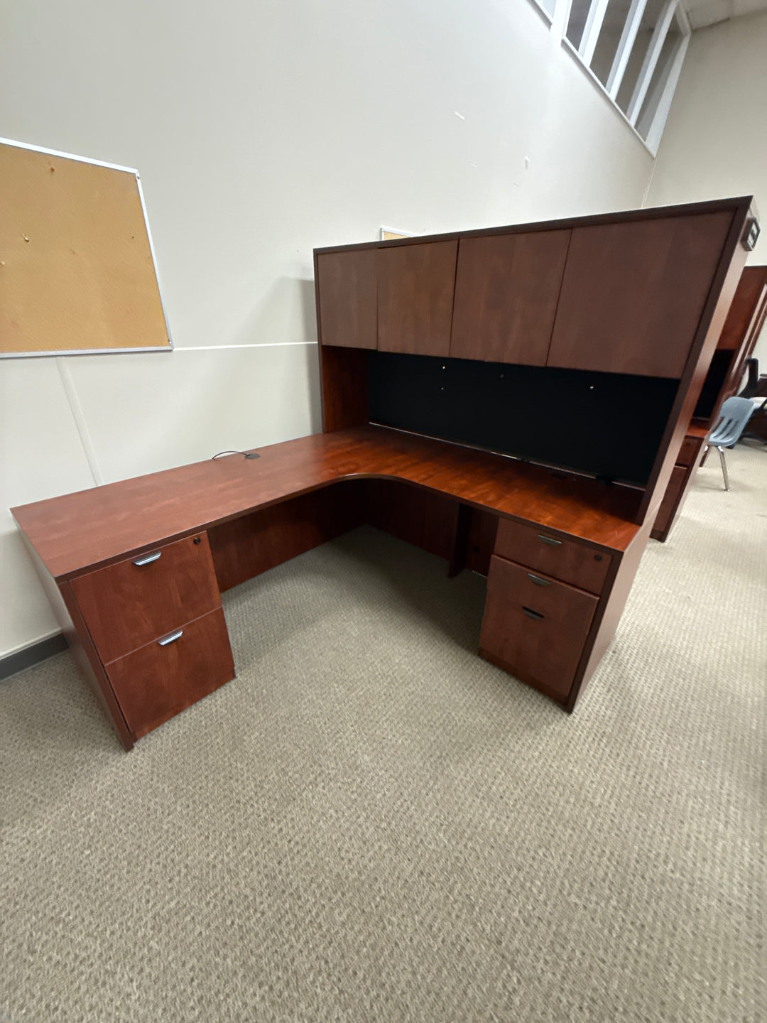 L-Shape Desk w/Hutch, BBF, FF Peds