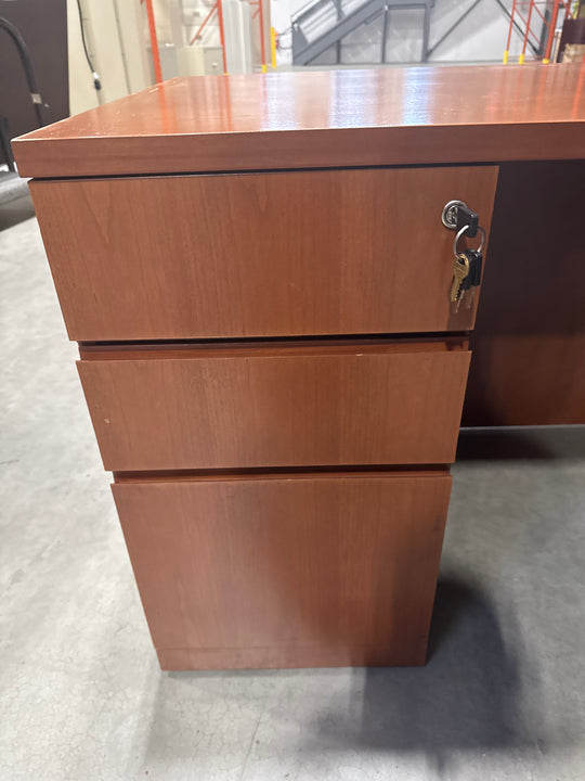 L-Shape Desk w/BBF, FF Peds