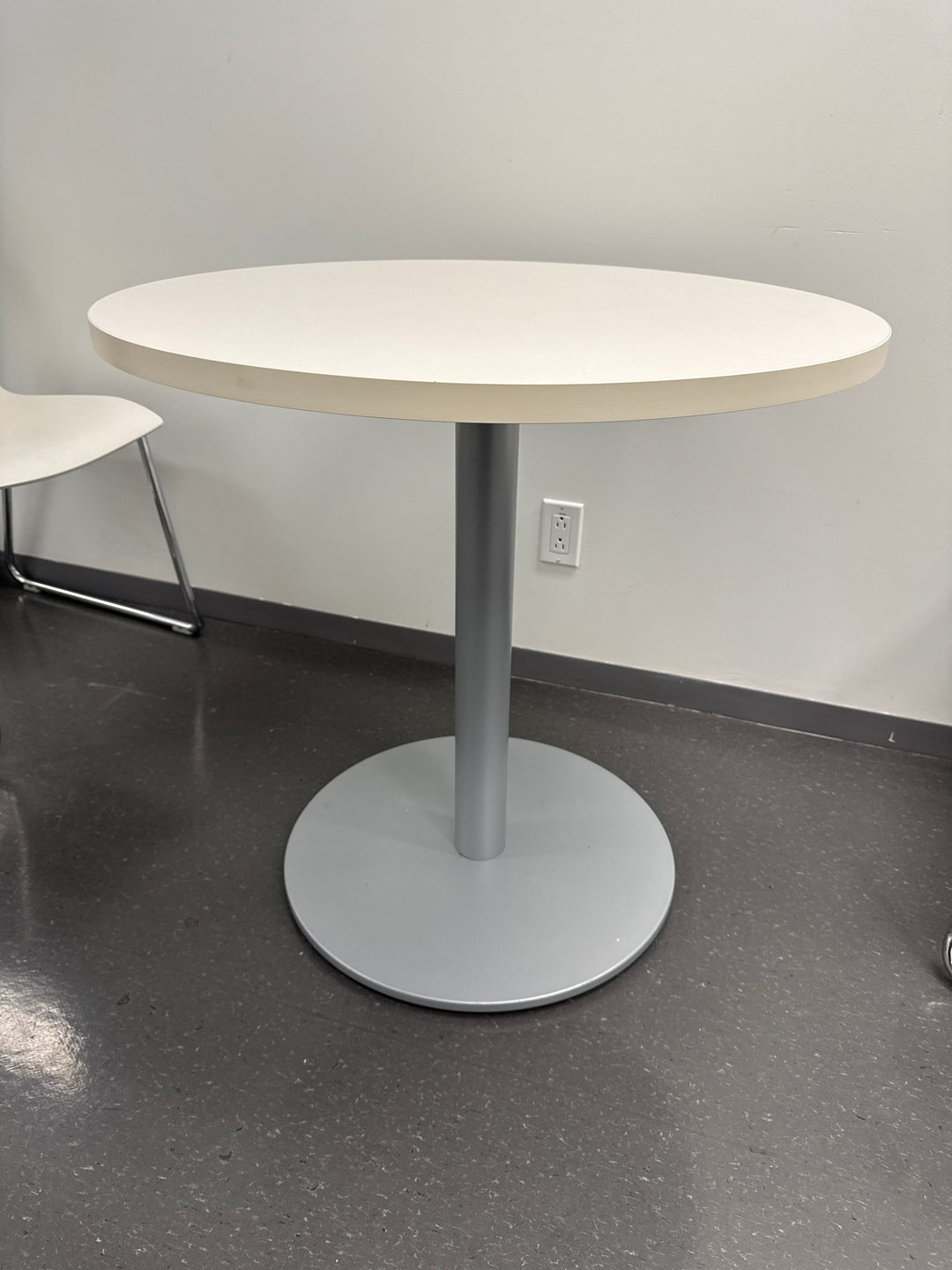 30” Round Table