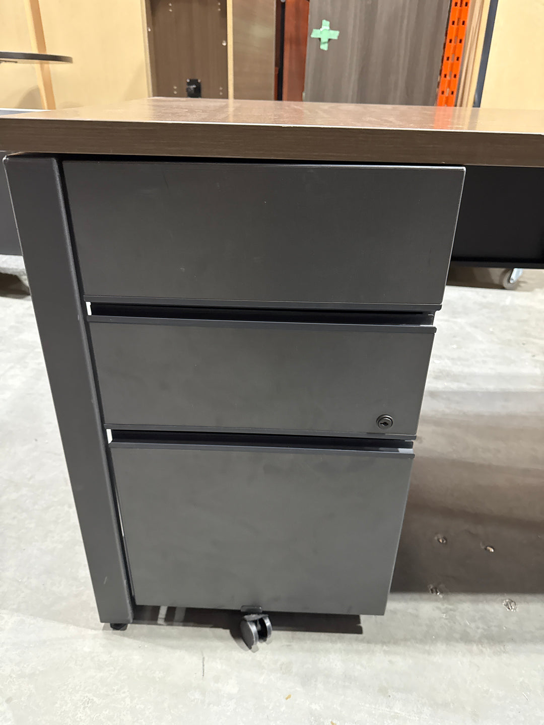 L-Shape Desk w/BBF Ped and 2-High Lat