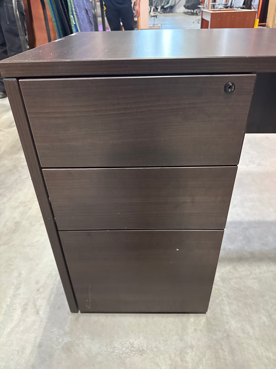 L-Shape Desk w/2 BBF Peds