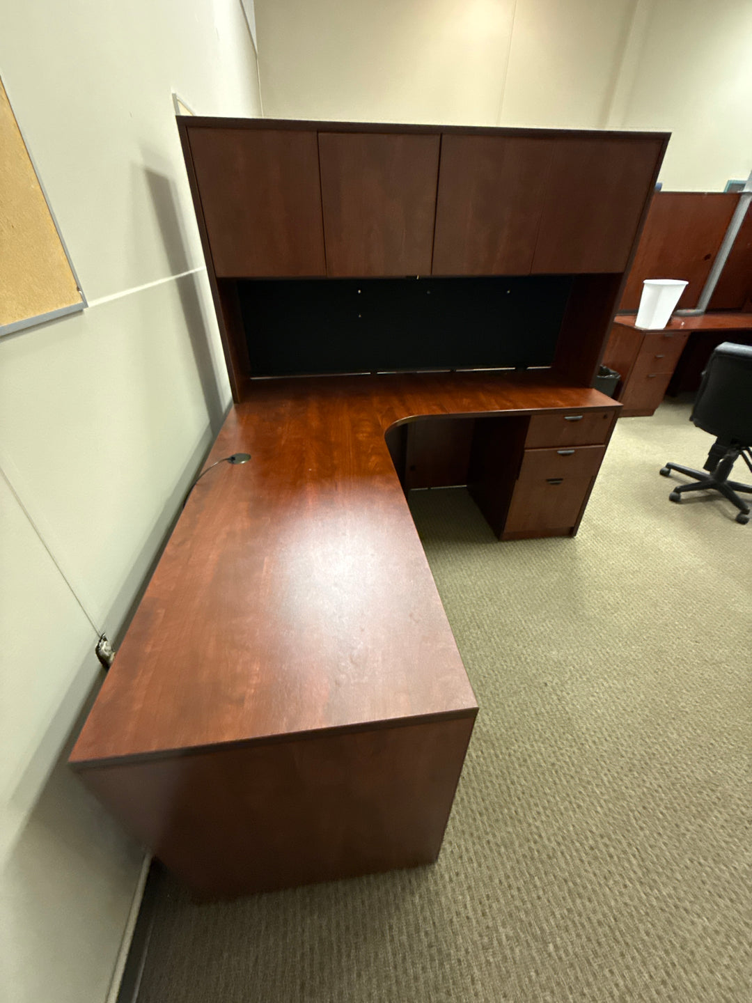 L-Shape Desk w/Hutch, BBF, FF Peds