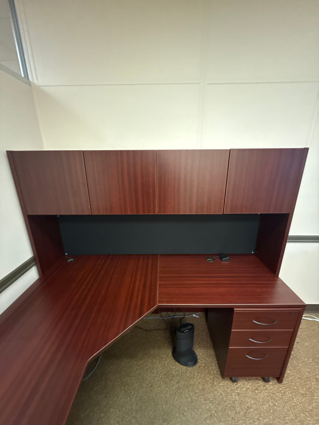 L-Shape Desk w/Hutch, BBF and FF Peds