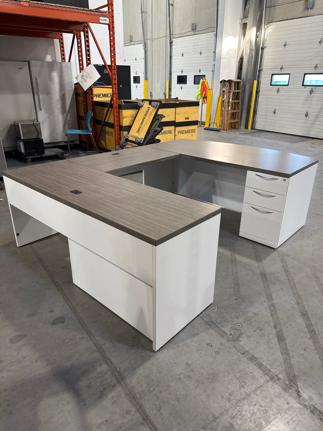U-Shape Desk w/2-High Lat and BBF Ped