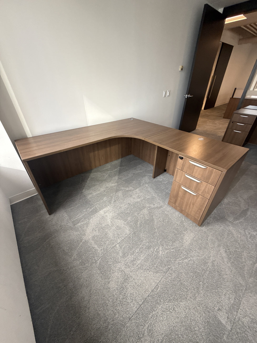L-Shape Desk w/BBF Ped