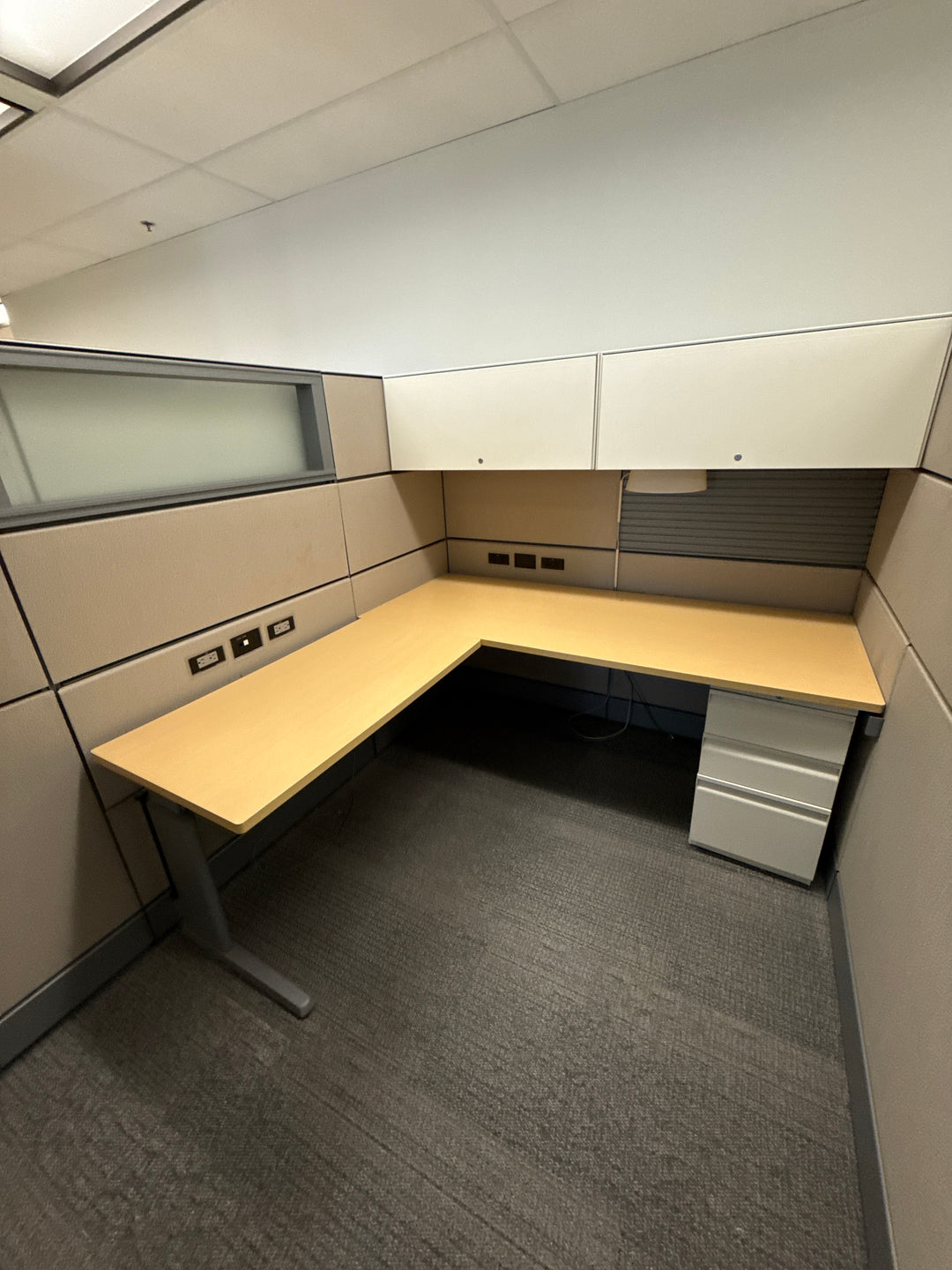 Teknion 6'x 6' L-Shape Workstation w/Overheads, BBF Peds