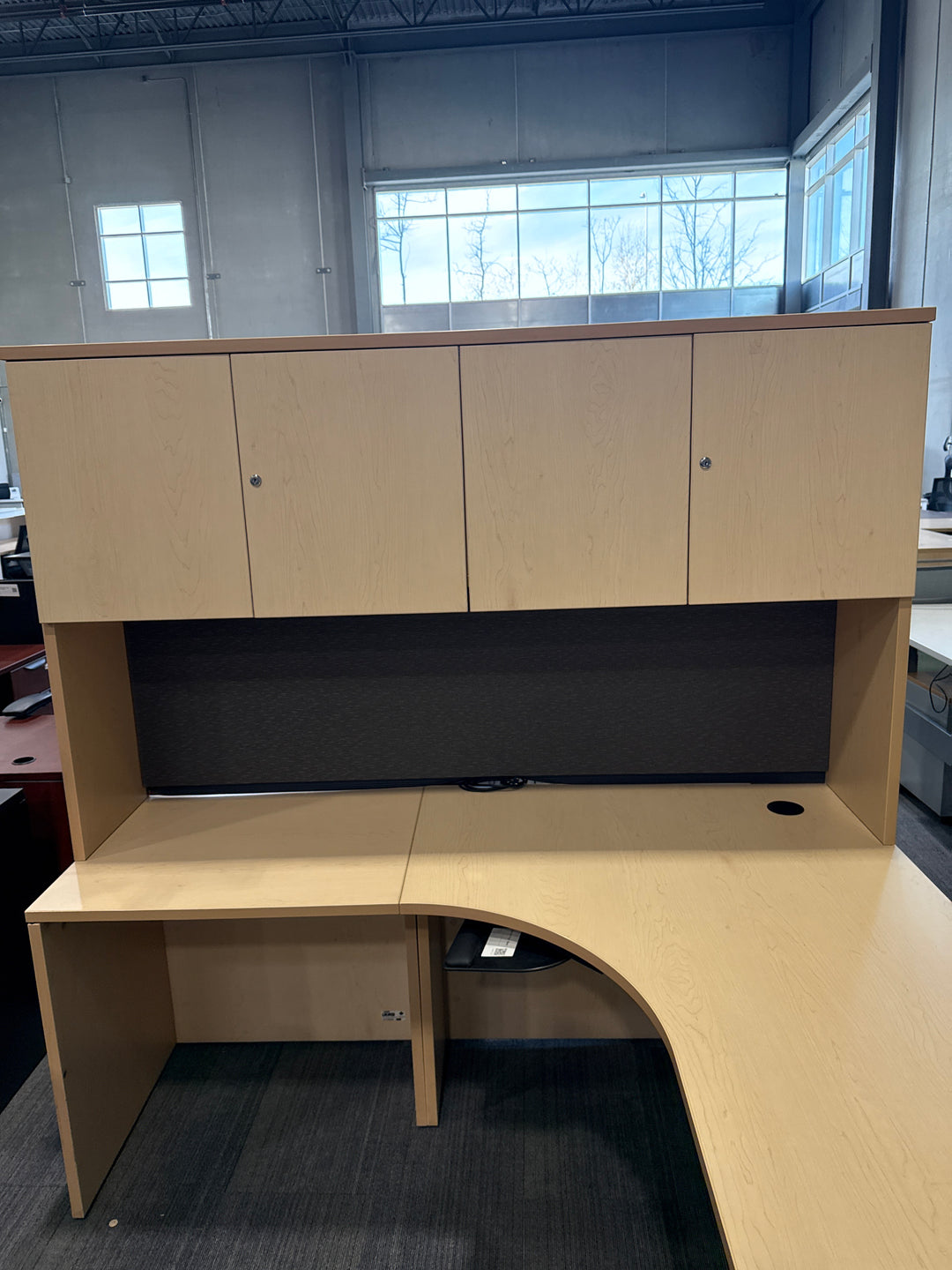 L-Shape Desk w/Hutch and BBF Ped