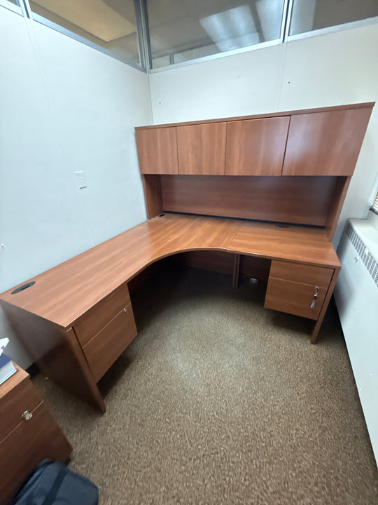 L-Shape Desk w/Hutch and 2 BF Peds