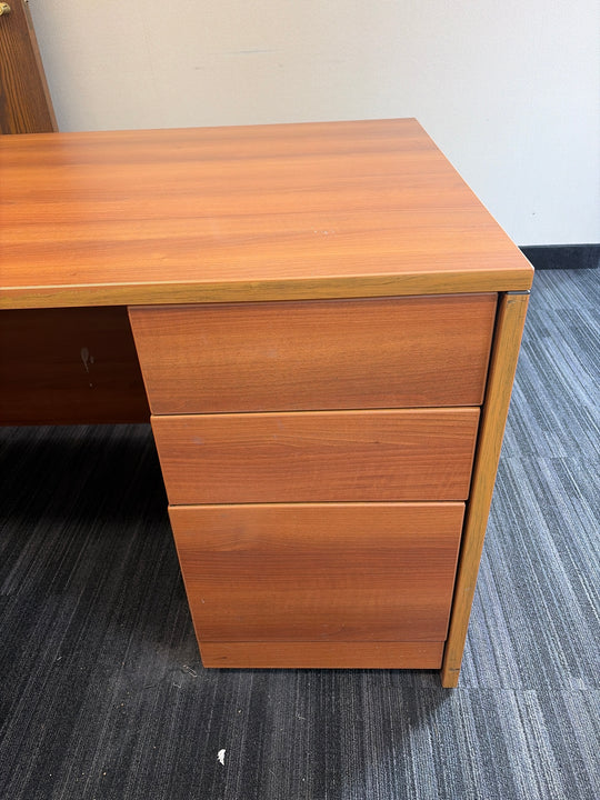 L-Shape Desk w/BBF, FF Peds