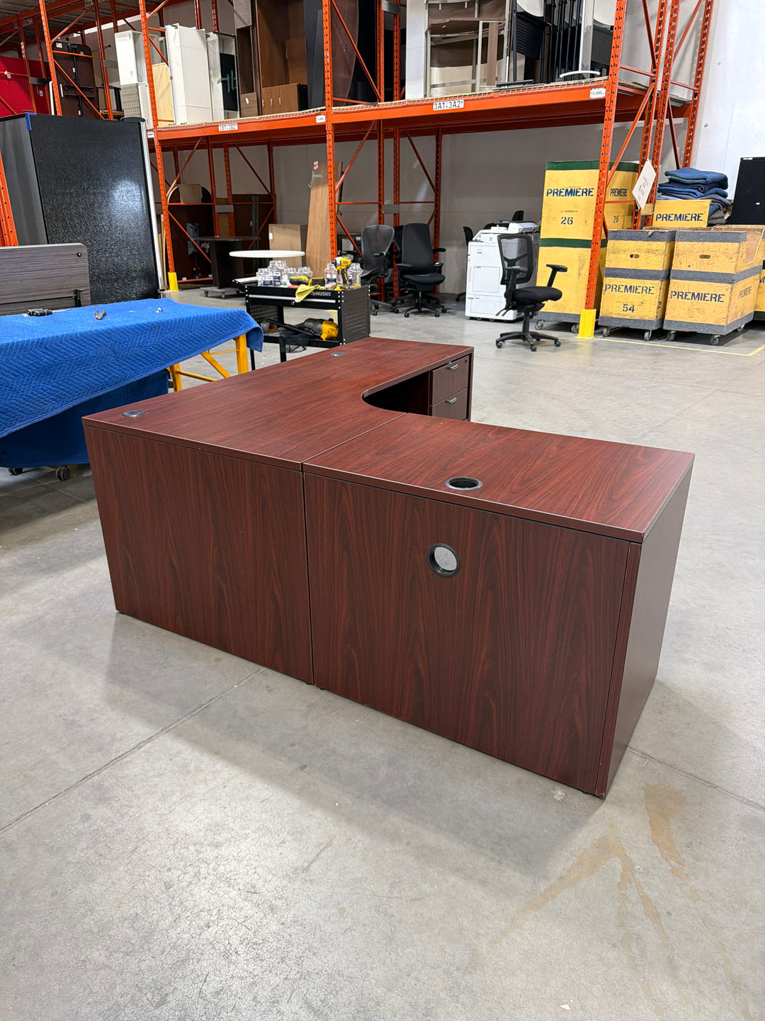 L-Shape Desk w/2 BBF Peds