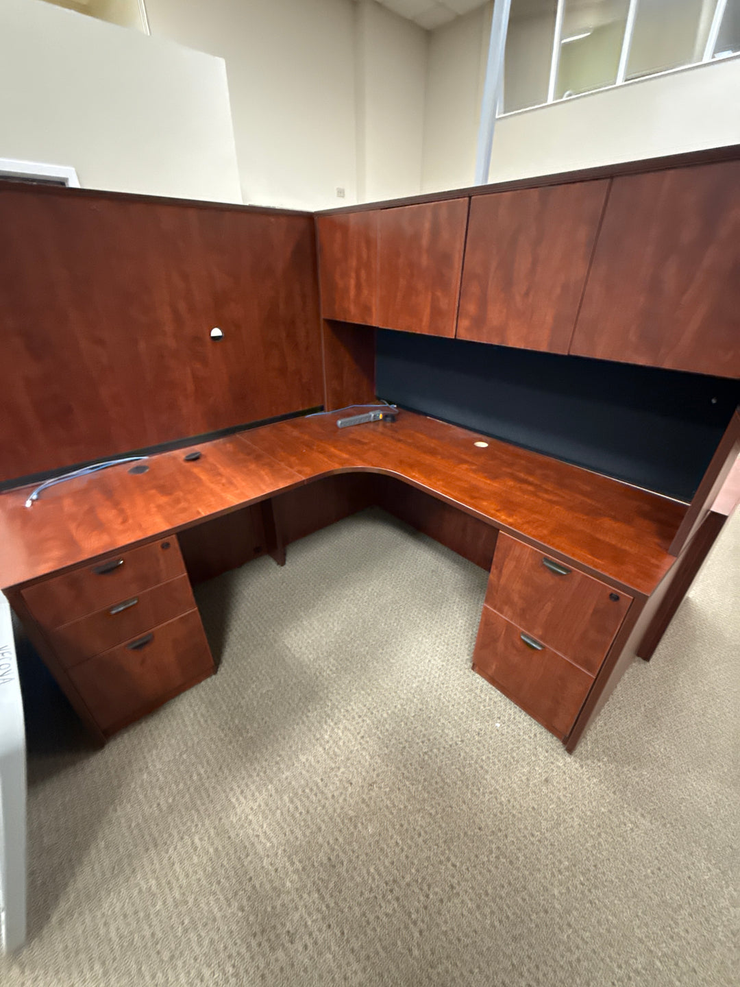 L-Shape Desk w/Hutch, BBF, FF Peds