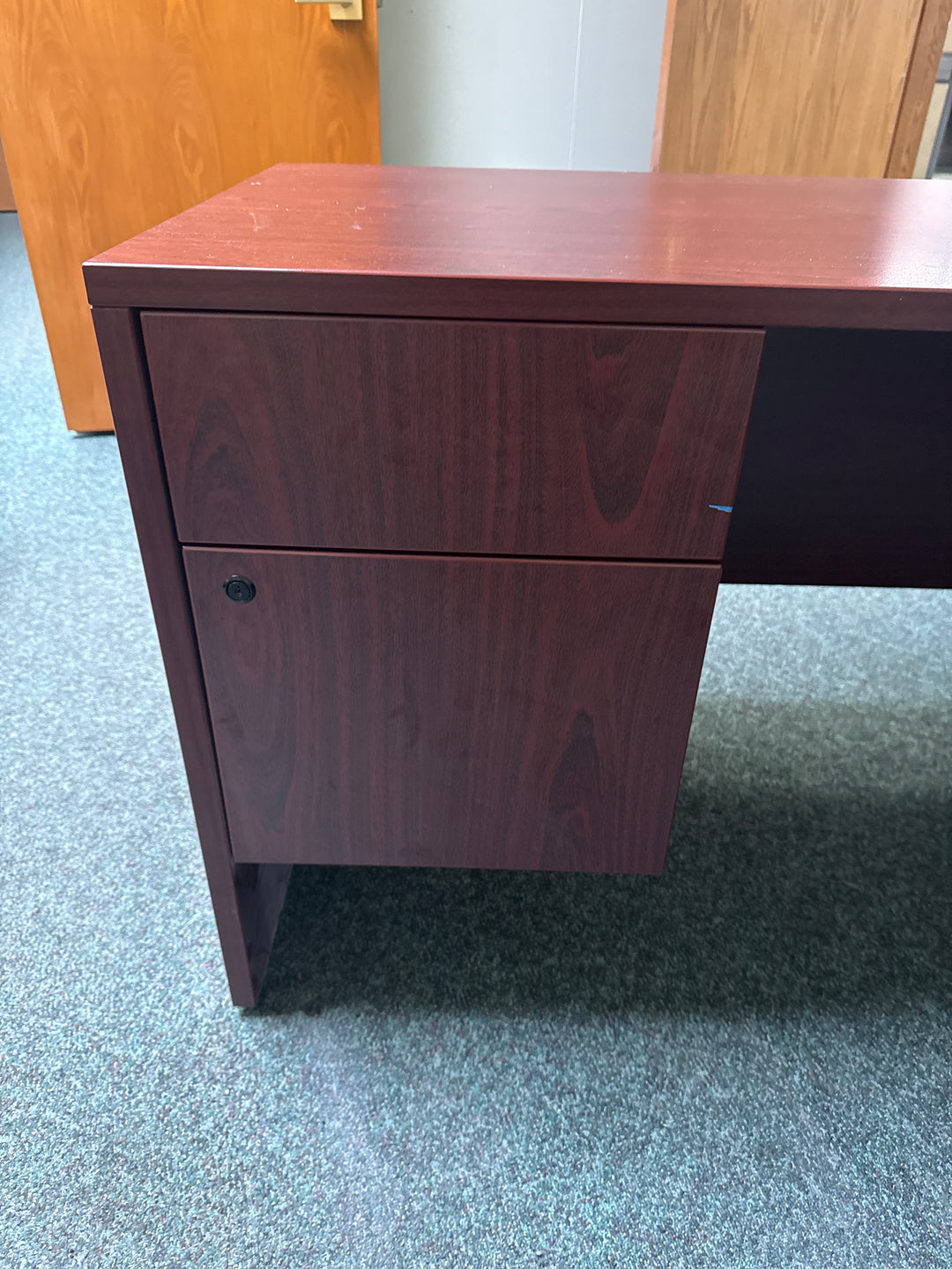 L-Shape Desk w/BF Ped
