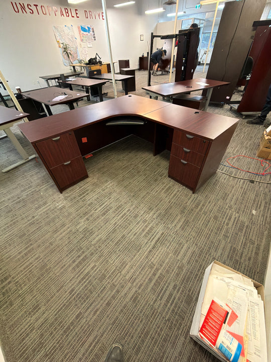 L-Shape Desk w/BBF, FF Peds