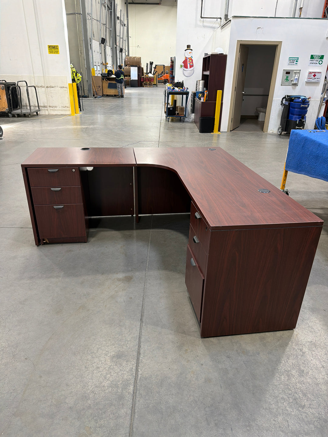 L-Shape Desk w/2 BBF Peds