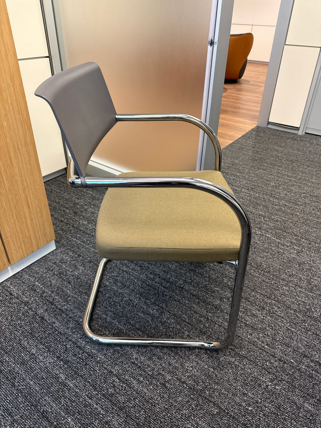 Knoll Sled Base Stacking Guest Chair