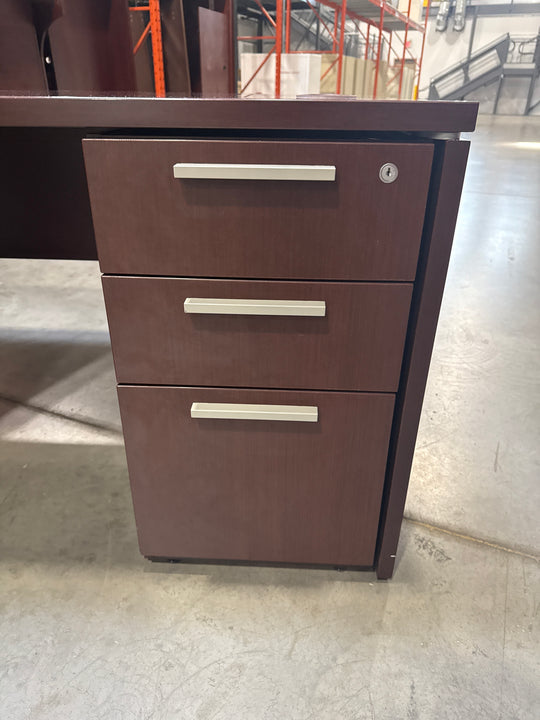 L-Shape Desk w/2 BBF Peds