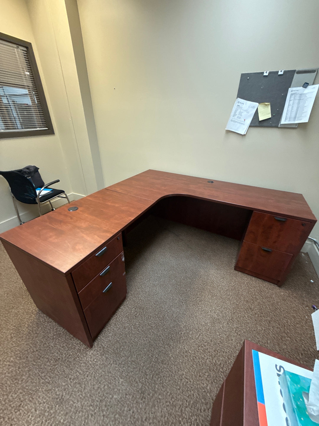 L-Shape Desk w/BBF, FF Peds