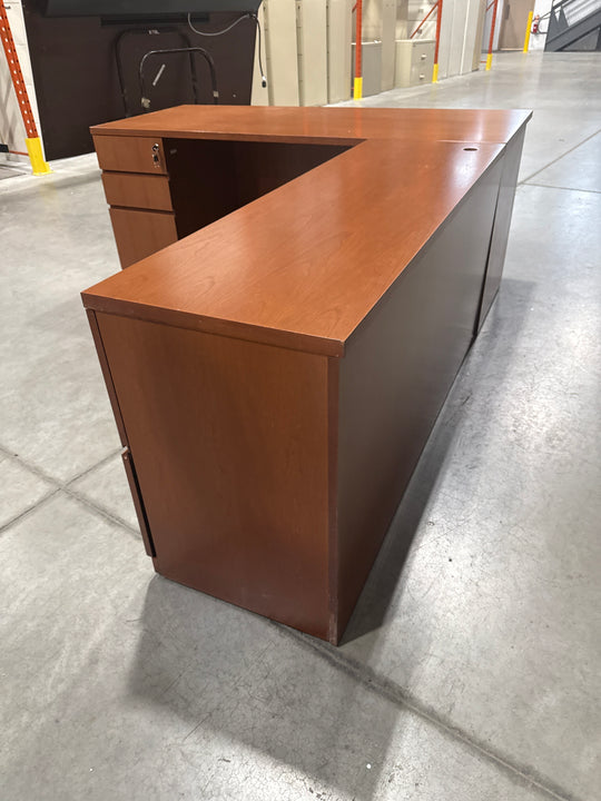 L-Shape Desk w/BBF, FF Peds