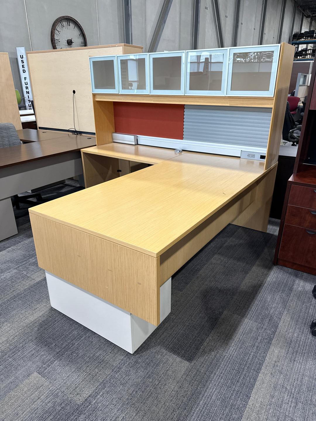 Teknion L-Shape Desk w/Hutch, BBF Ped