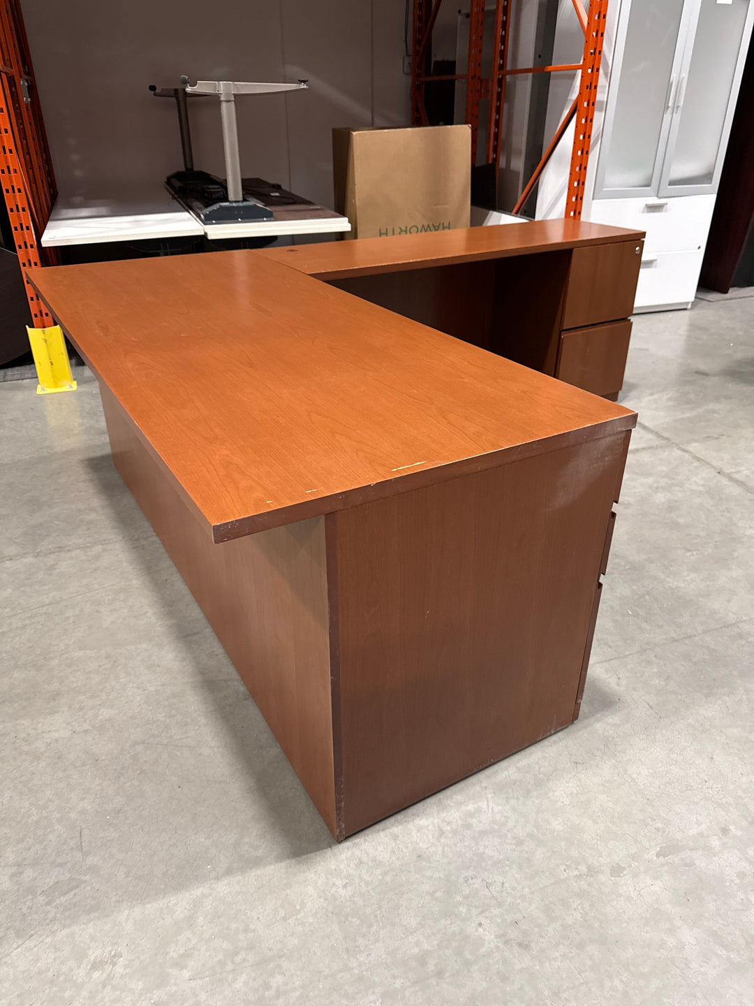 L-Shape Desk w/BBF, FF Peds