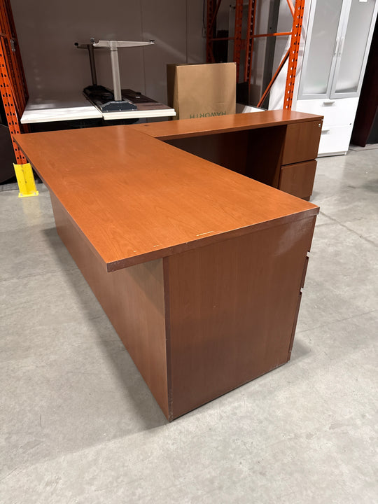 L-Shape Desk w/BBF, FF Peds