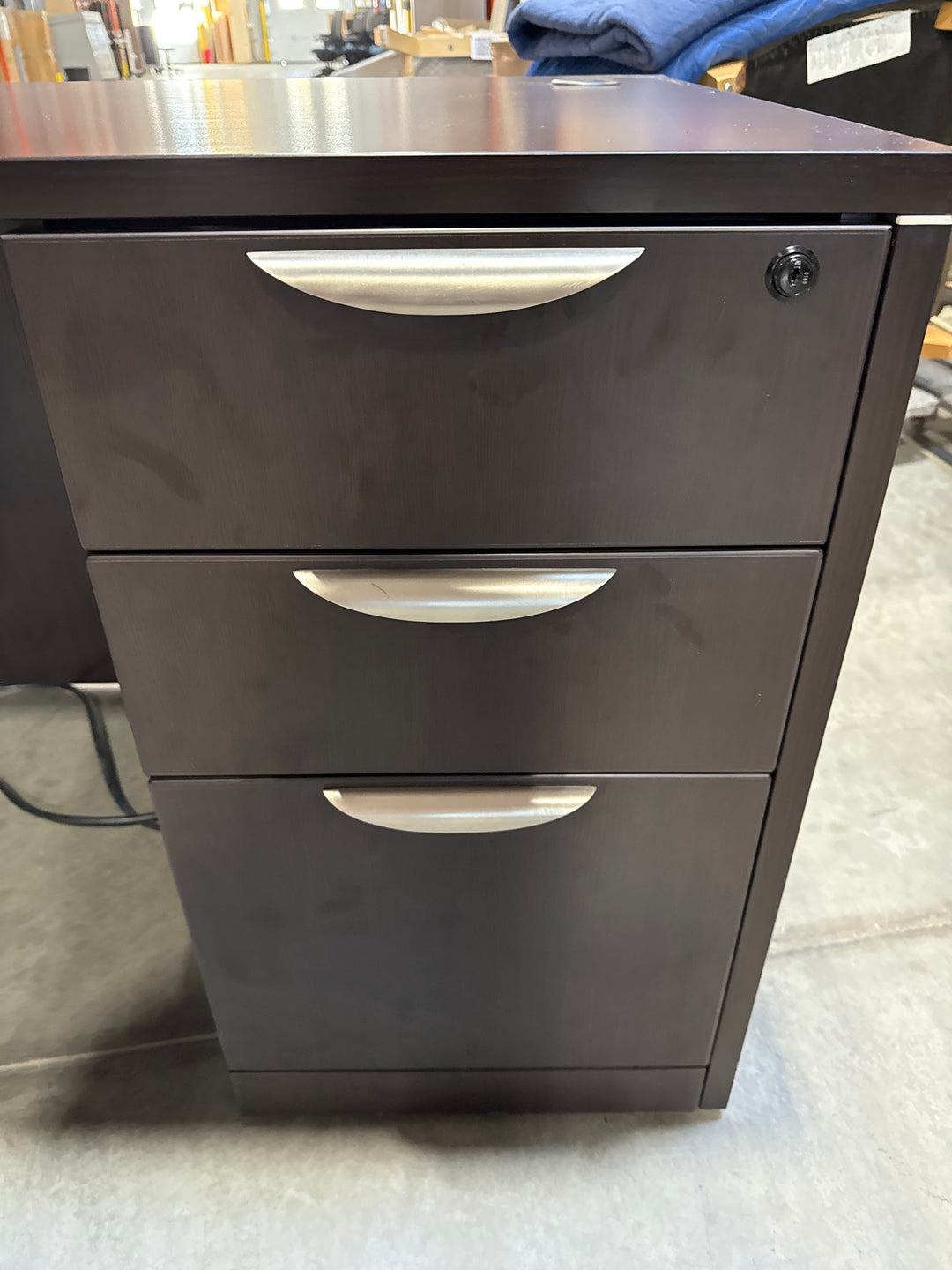 4’ Straight Desk w/BBF Ped