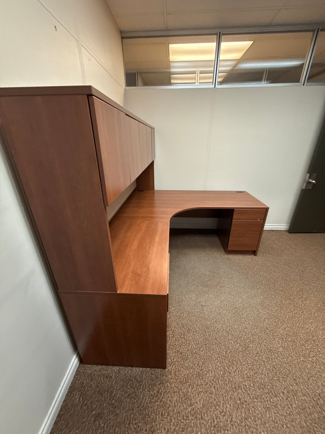 L-Shape Desk w/Hutch and 2 BBF Peds