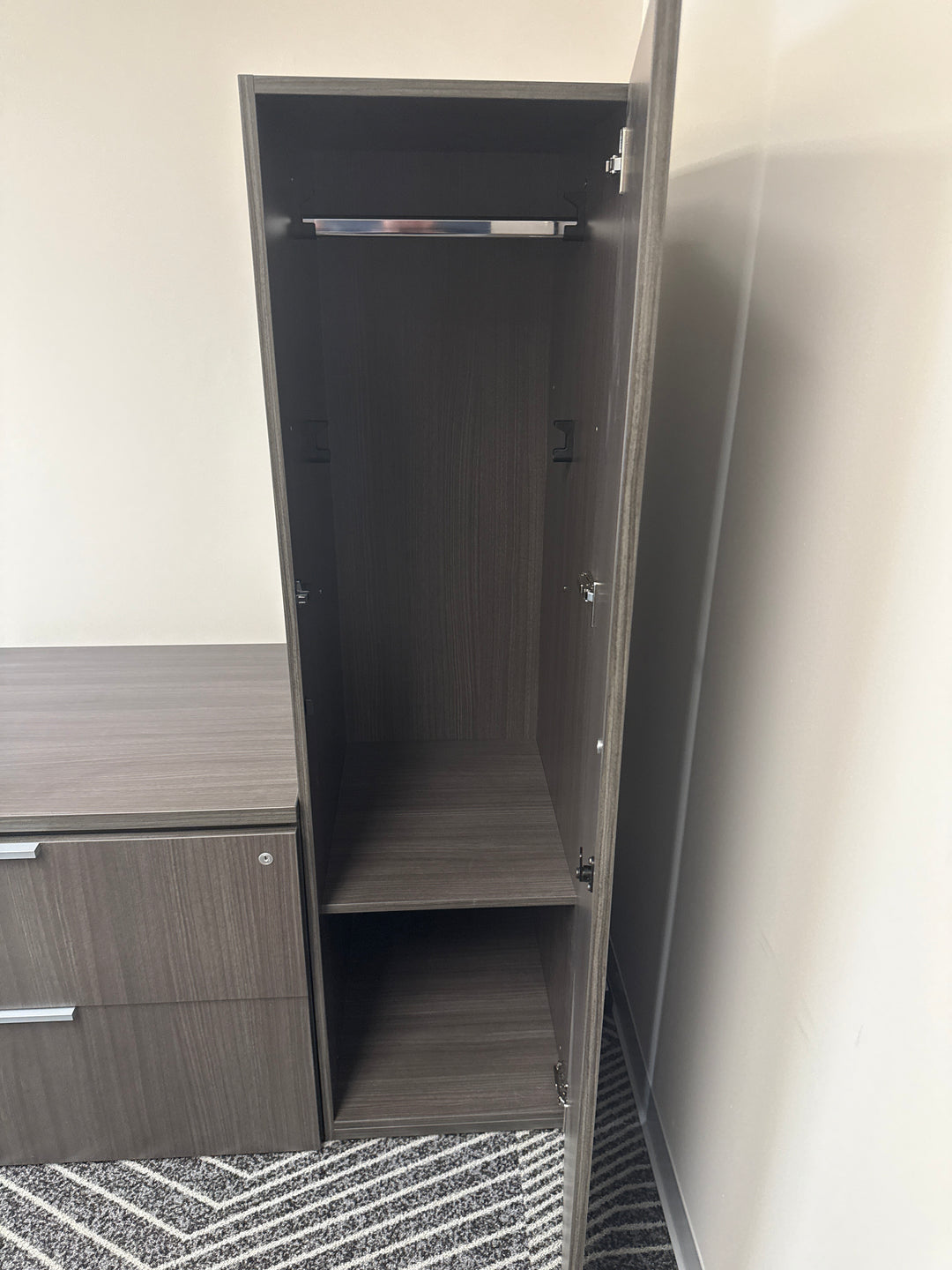 U-Shape Desk w/BBF, Lateral, Wardrobe