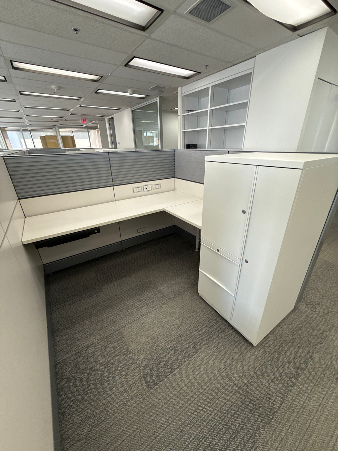 Teknion 6' x 6' L-Shape Workstation w/Storage Tower