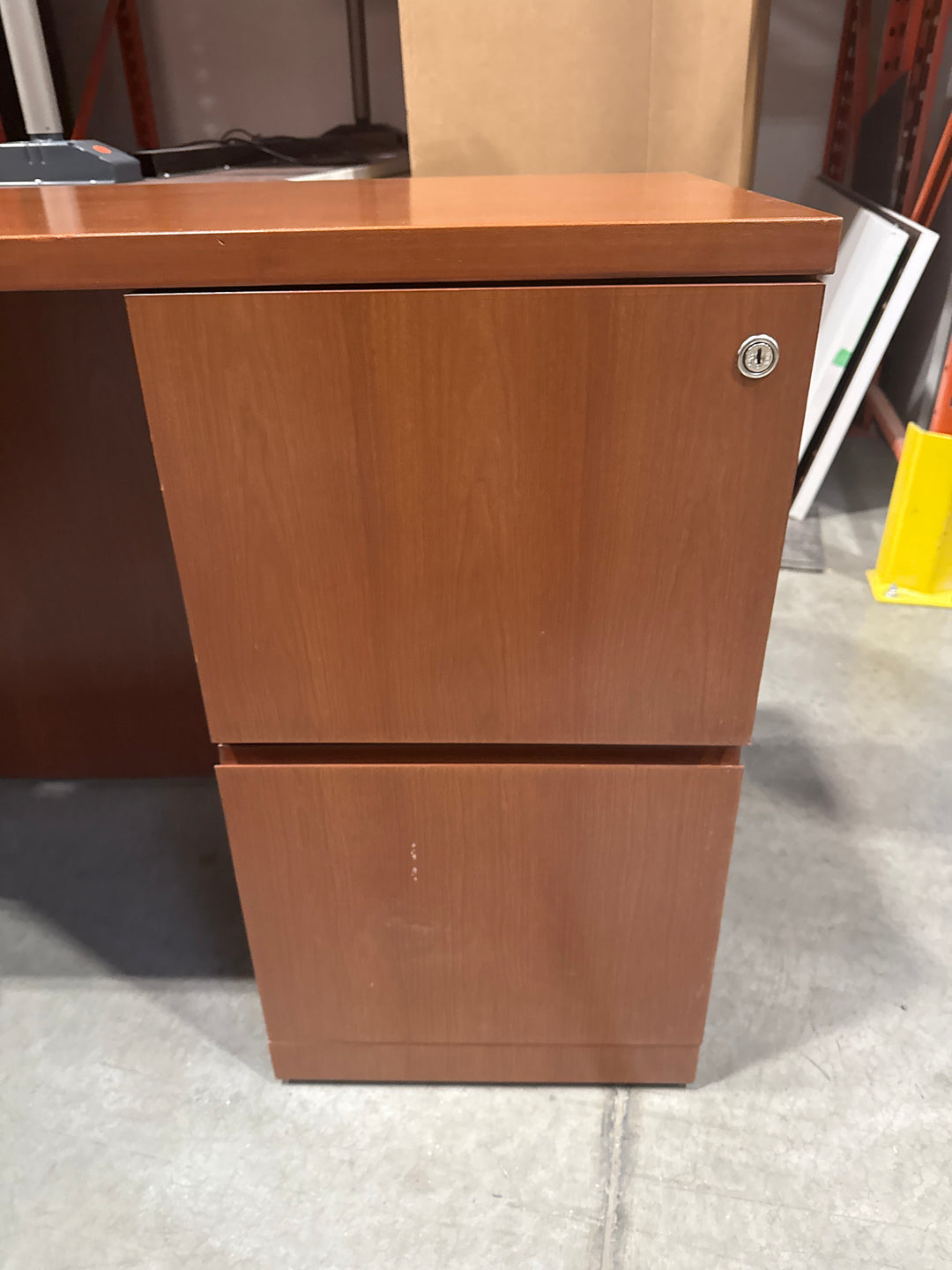 L-Shape Desk w/BBF, FF Peds