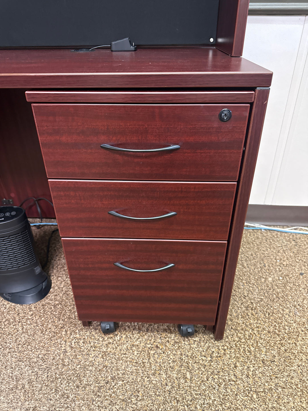 L-Shape Desk w/Hutch, BBF and FF Peds