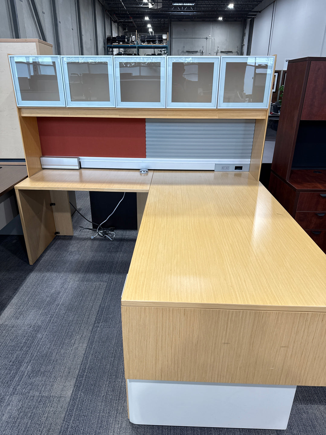 Teknion L-Shape Desk w/Hutch, BBF Ped