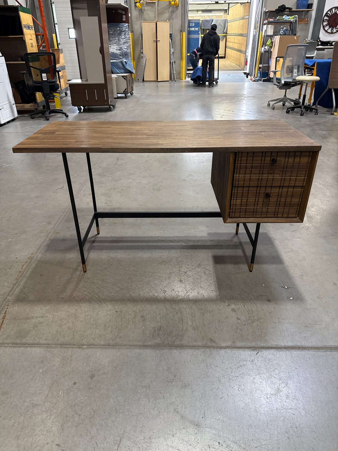 4.5’ Straight Desk w/Ped