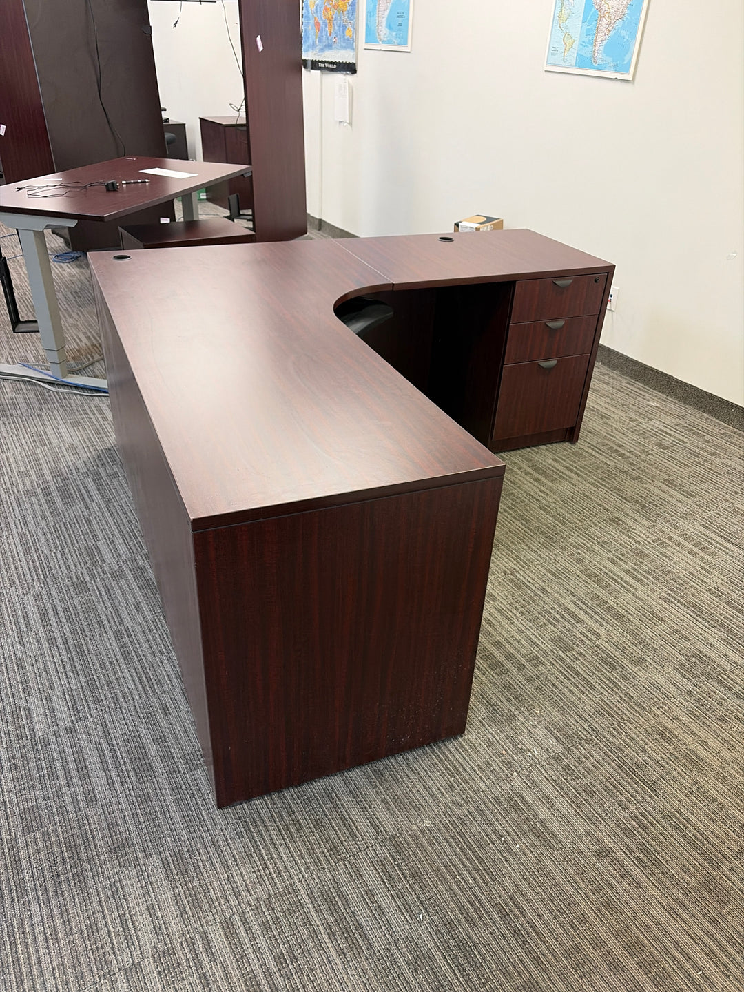 L-Shape Desk w/BBF, FF Peds
