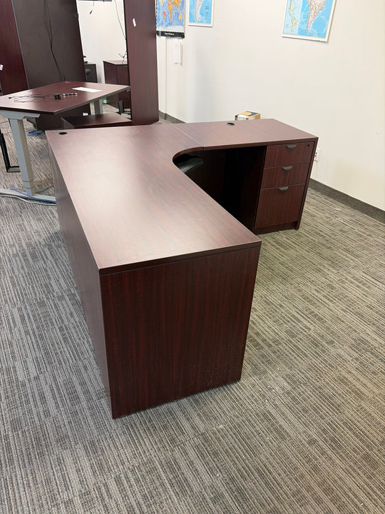 L-Shape Desk w/BBF, FF Peds