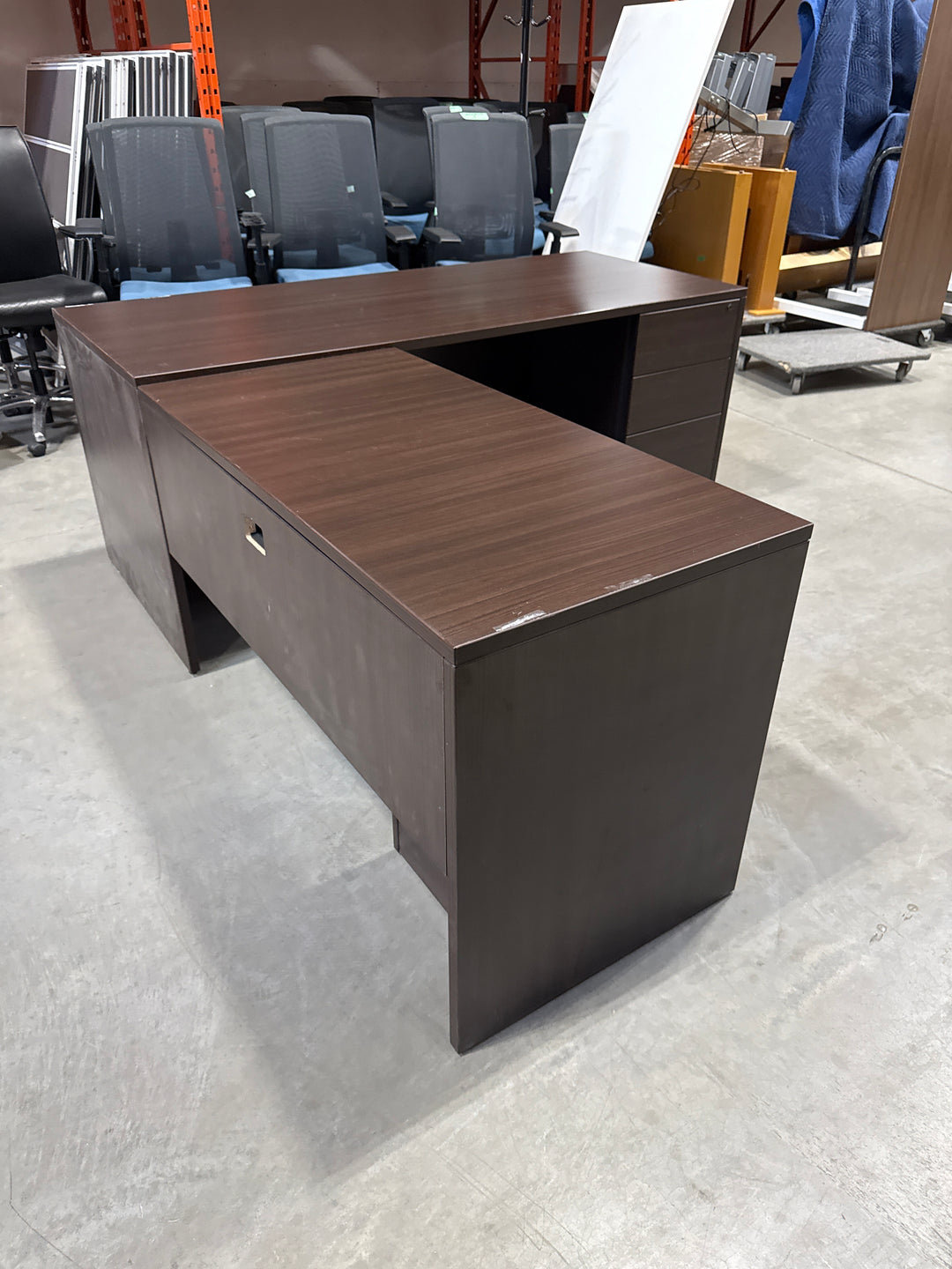 L-Shape Desk w/2 BBF Peds