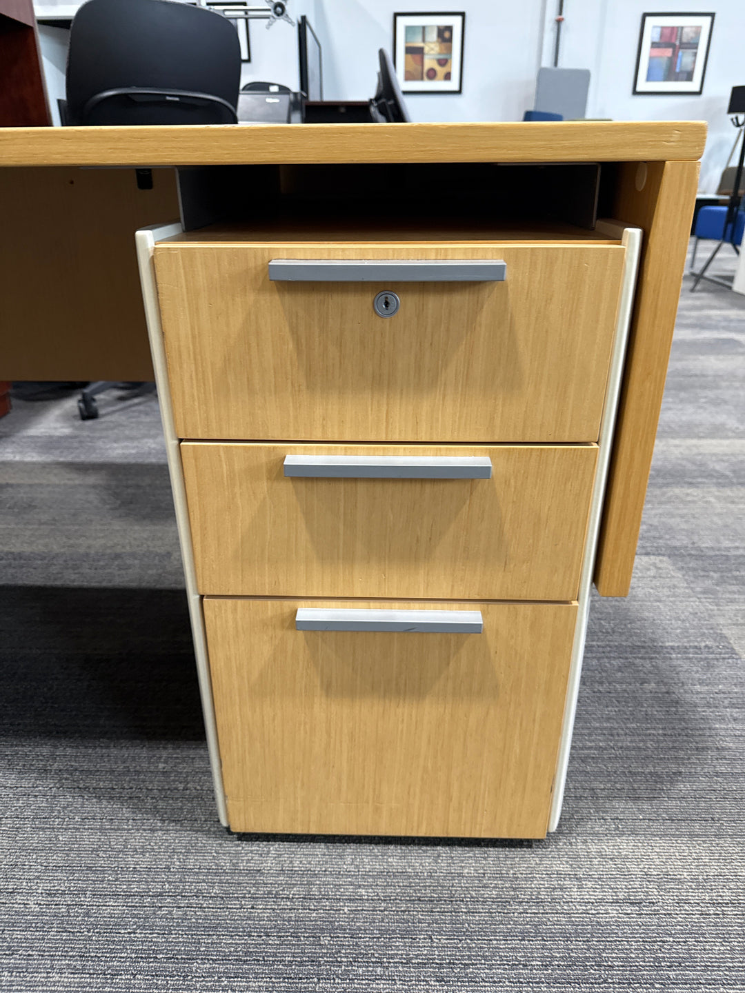 Teknion L-Shape Desk w/Hutch, BBF Ped