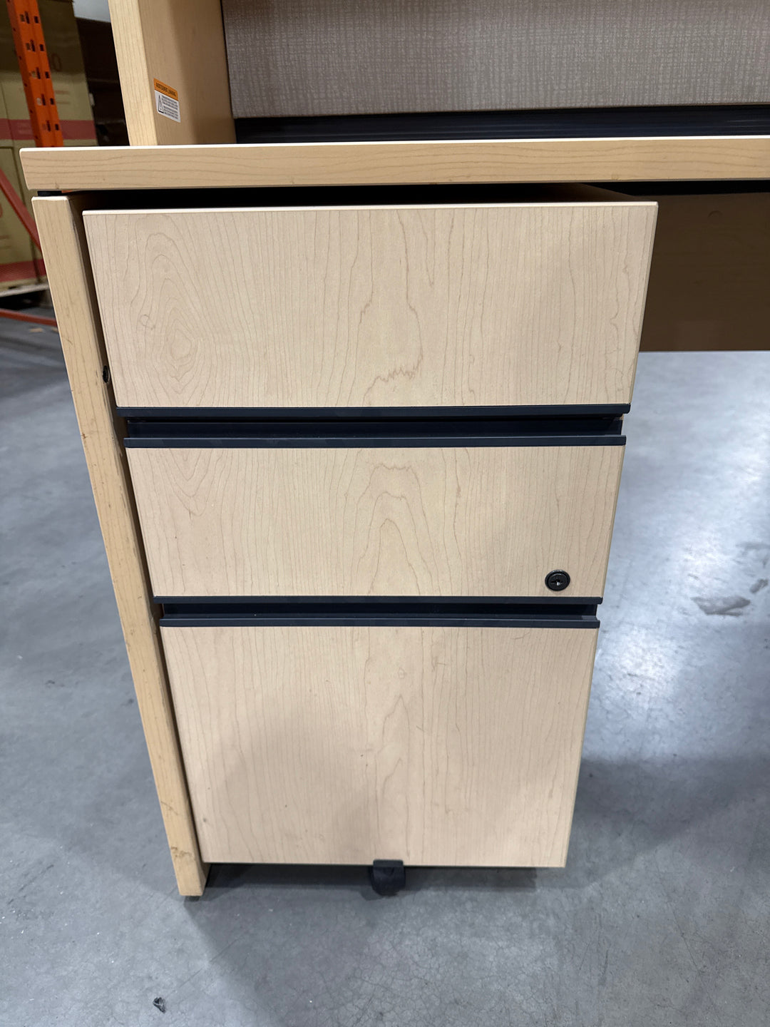 L-Shape Desk w/Hutch and BBF Ped