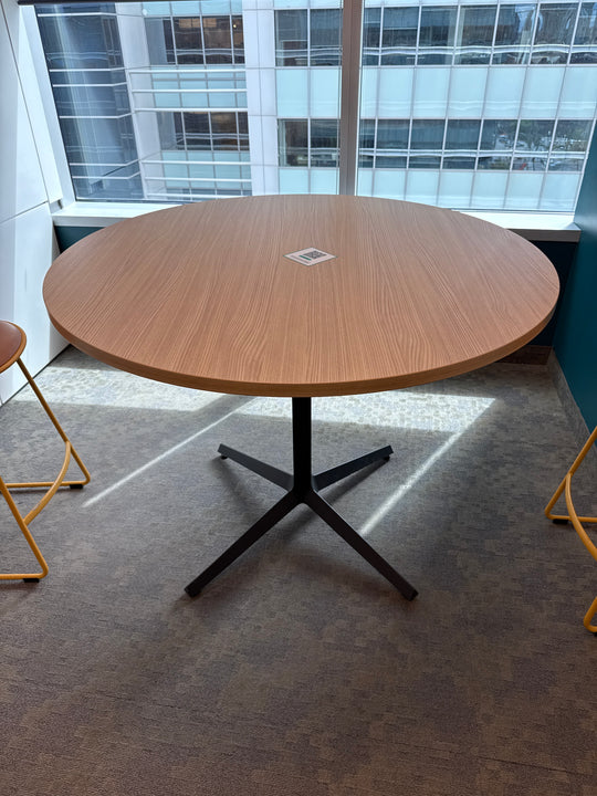 Knoll Round Counterheight Table