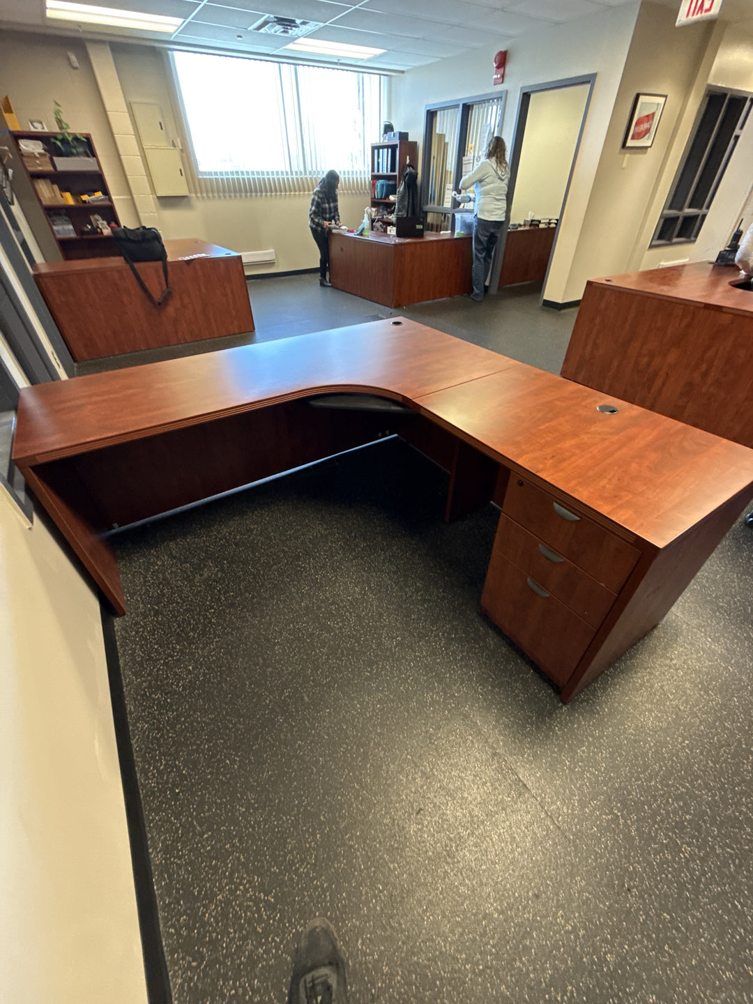 L-Shape Desk w/BBF Ped