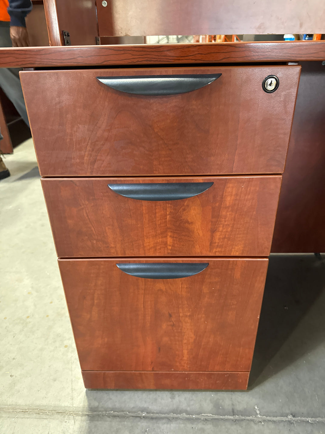 L-Shape Desk w/Hutch, BBF Ped