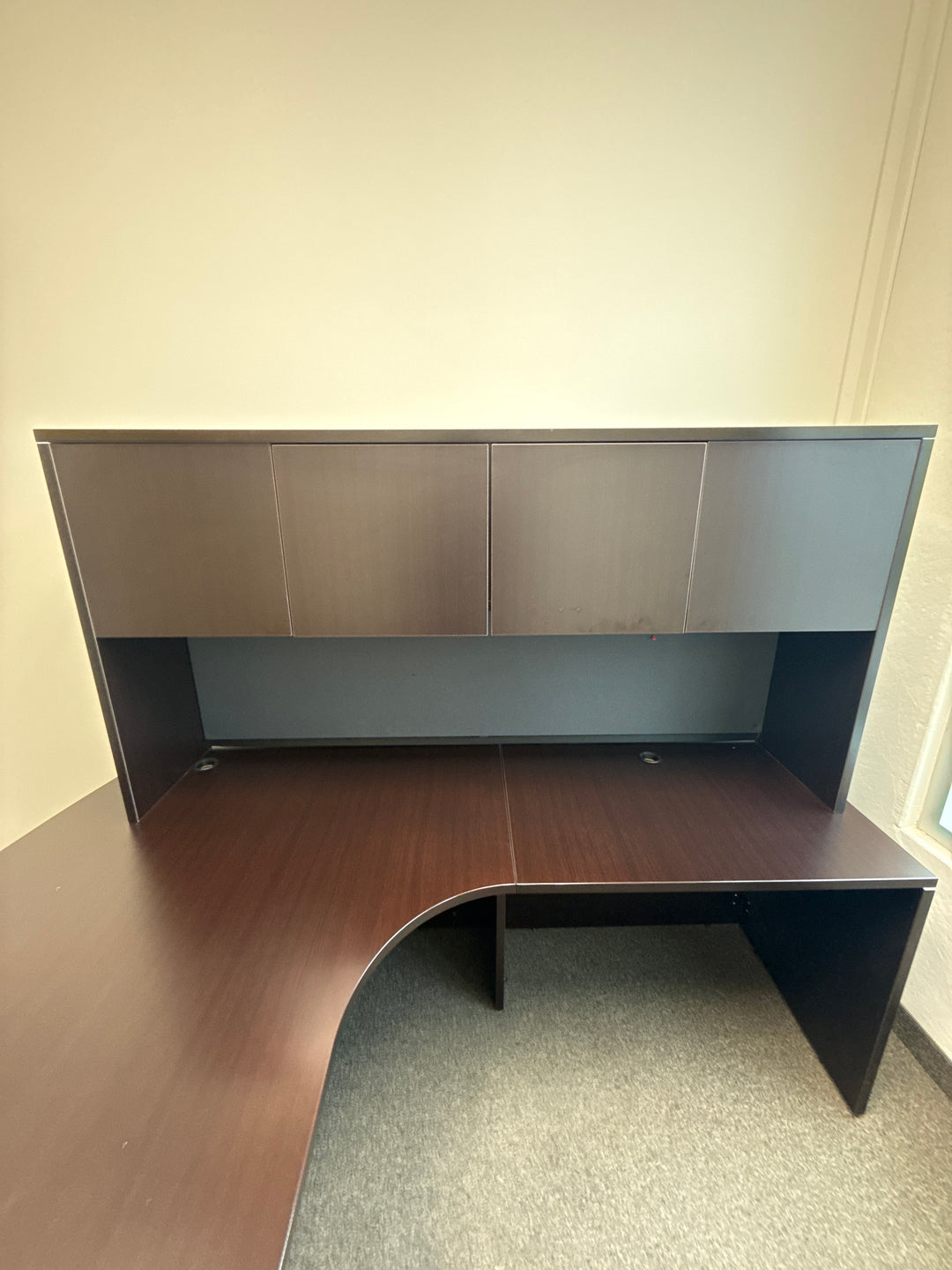 Bow Front L-Shape Desk w/Hutch and BBF Ped (Chip On Hutch Door)