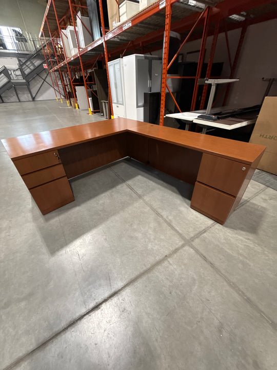 L-Shape Desk w/BBF, FF Peds