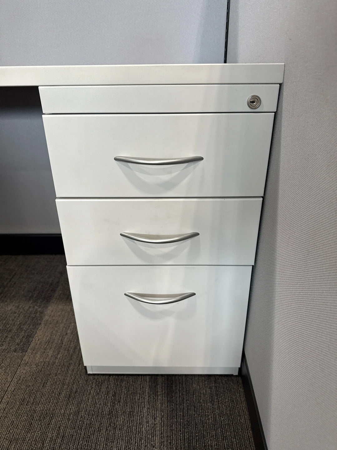 4' Steelcase Kick Touchdown Station w/BBF Ped