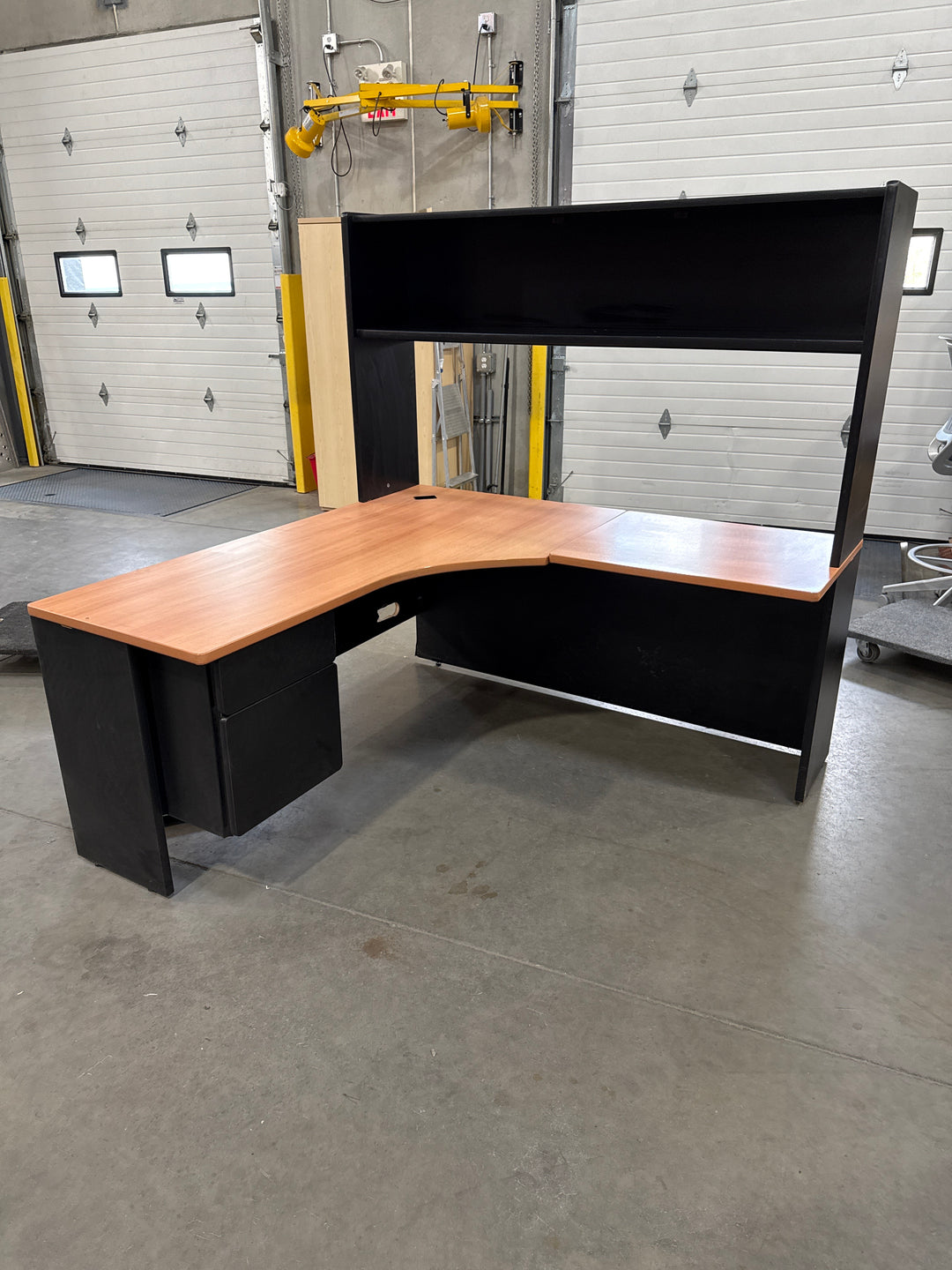 L-Shape Desk w/Hutch, BF Ped