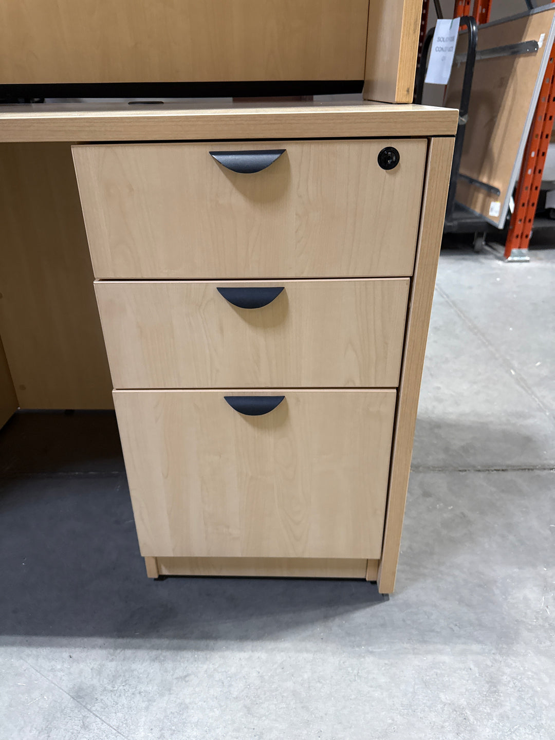 L-Shape Desk w/Hutch, BBF Ped