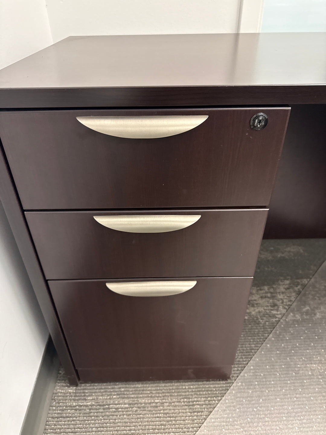 L-Shape Desk w/BBF, FF Peds