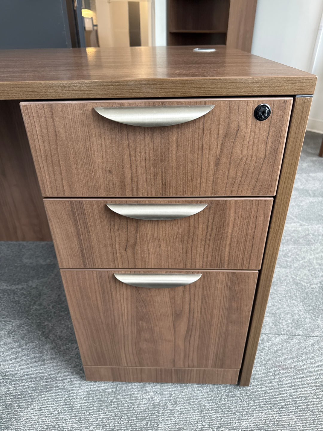 L-Shape Desk w/BBF Ped