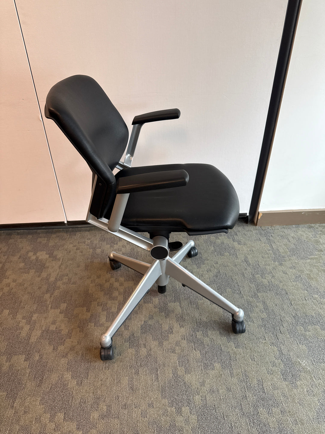Leather Mobile Nesting Guest Chair